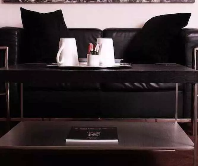 هتل 61 Warwick Road