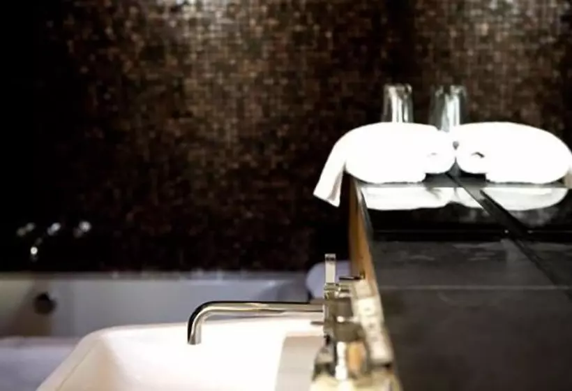 هتل 61 Warwick Road