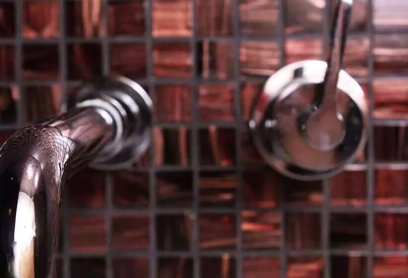 هتل 61 Warwick Road