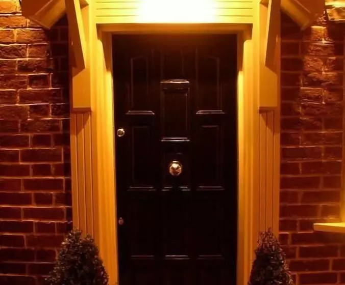 هتل 61 Warwick Road