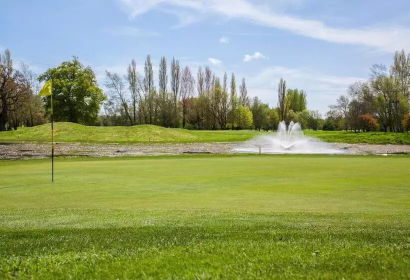 ホテル Dudsbury Golf Club   And Spa