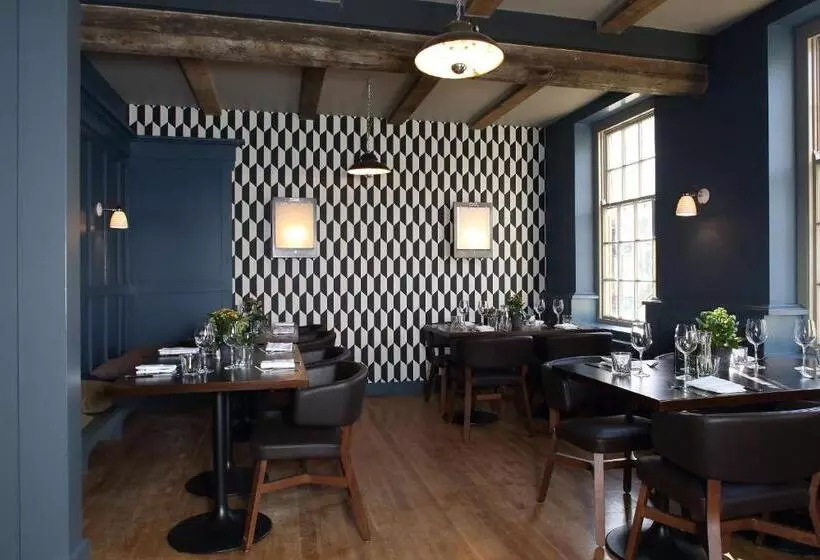 Hotelli The Crown And Thistle