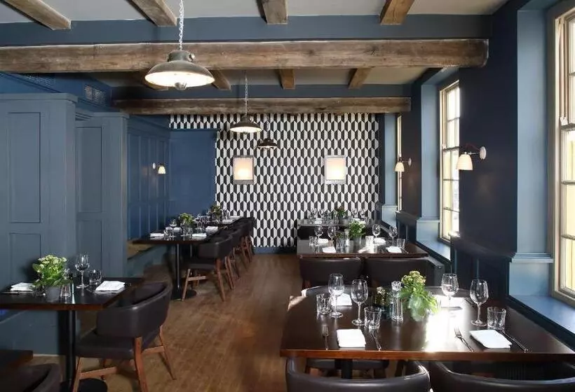 Hotelli The Crown And Thistle