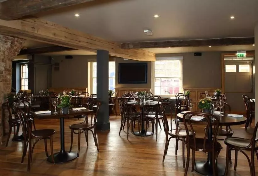 Hotelli The Crown And Thistle