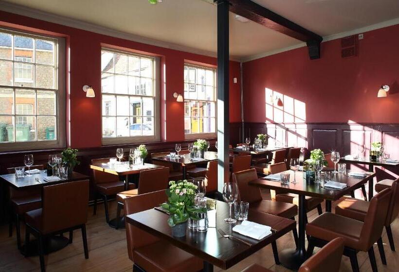 호텔 The Crown And Thistle