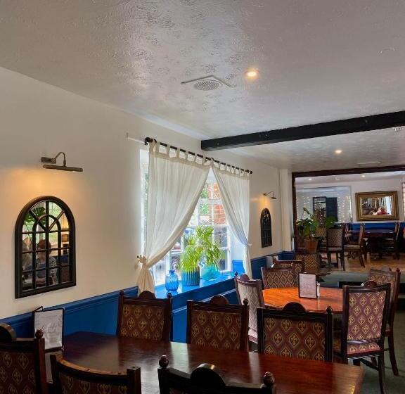 Отель The King S Lodge