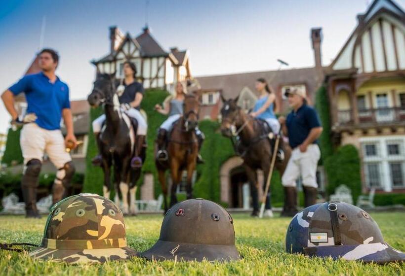 ホテル Estancia Villa Maria