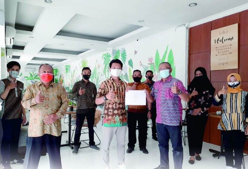 호텔 Front One Resort Yogyakarta