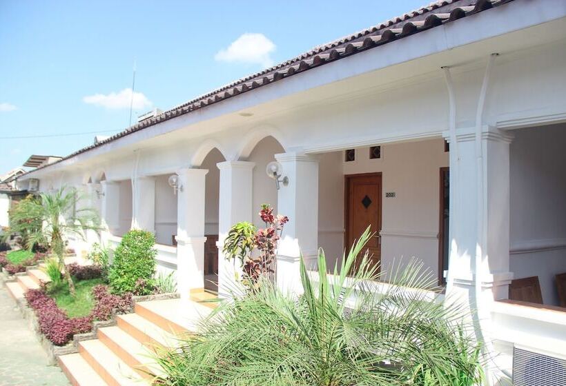 호텔 Front One Resort Yogyakarta