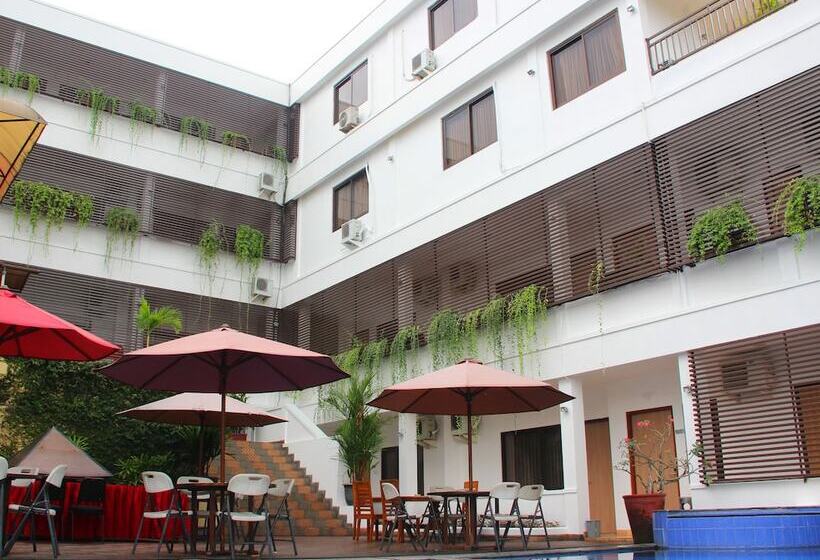 호텔 Front One Resort Yogyakarta