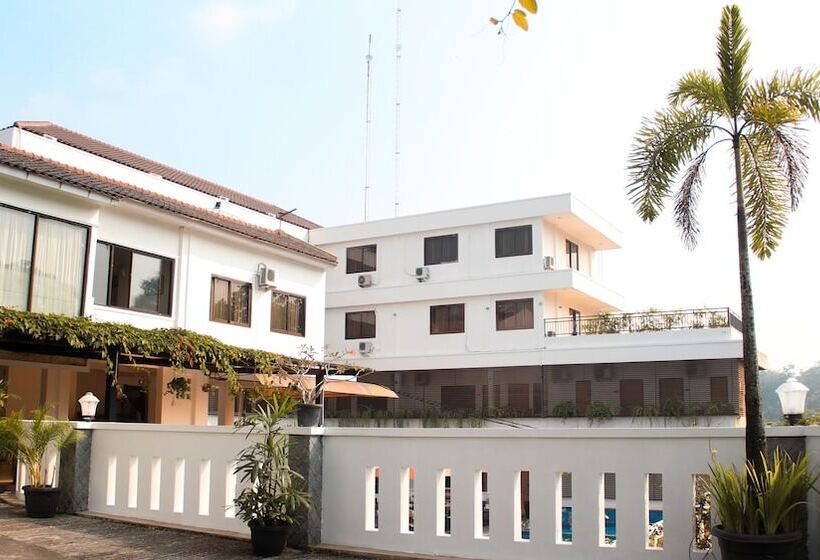 호텔 Front One Resort Yogyakarta