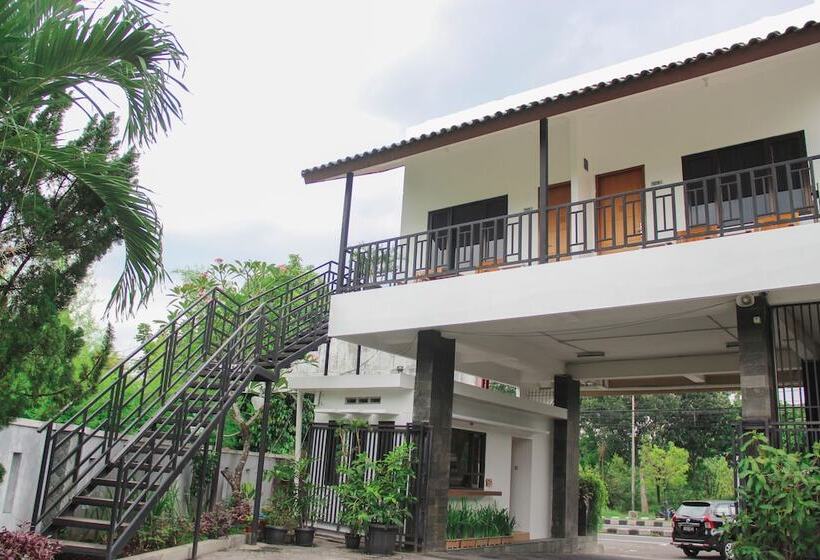 호텔 Front One Resort Yogyakarta