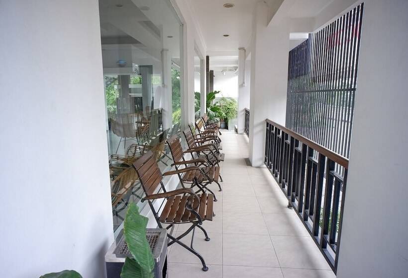 호텔 Front One Resort Yogyakarta