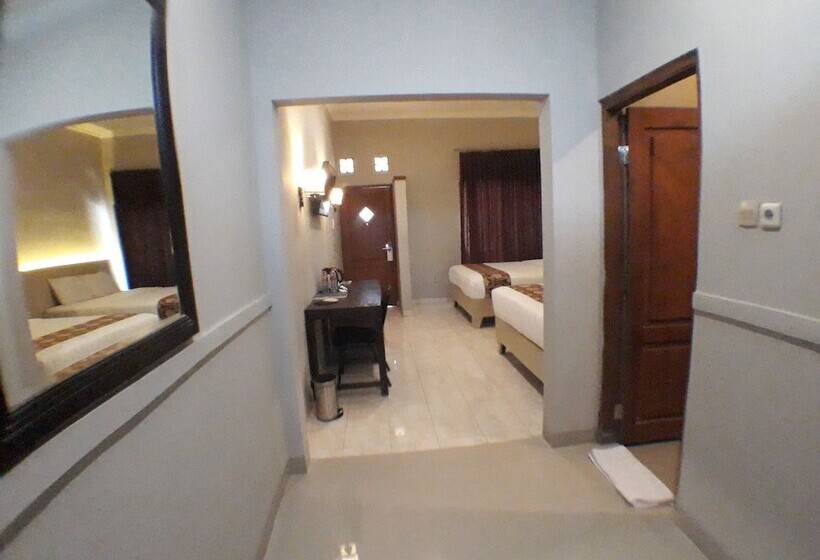 호텔 Front One Resort Yogyakarta