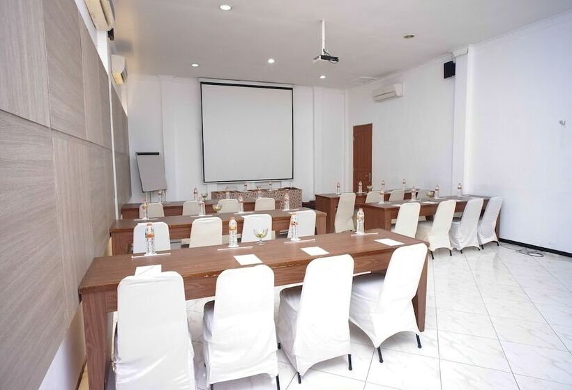 호텔 Front One Resort Yogyakarta