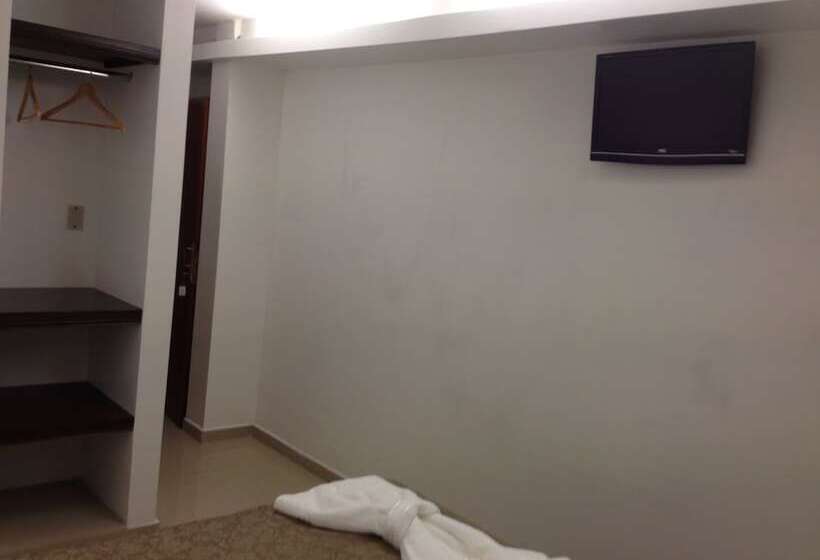 Hotel Lorenzo Suites