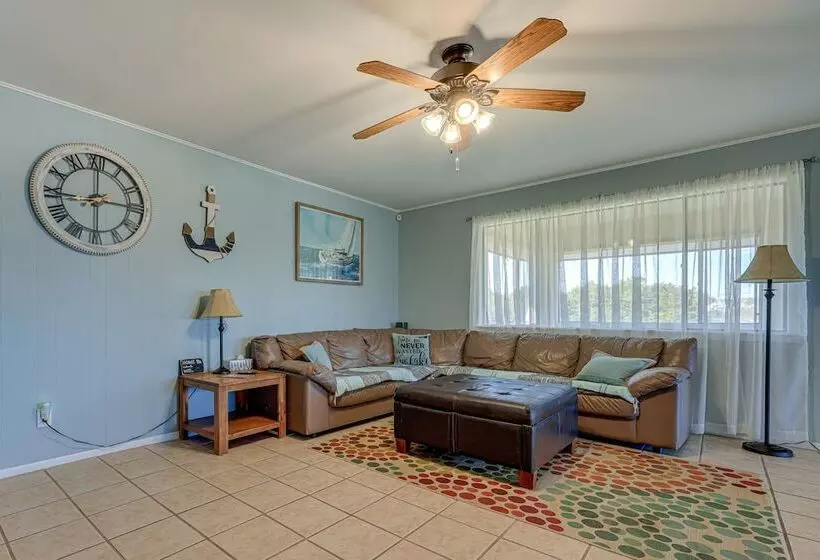 Home W/ Sunroom & Fire Pit   Near Canyon Lake!