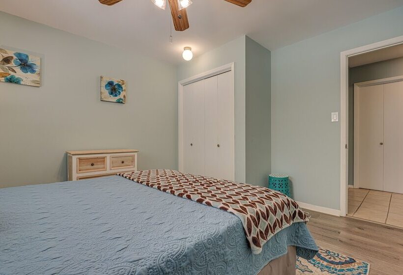 Home W/ Sunroom & Fire Pit Near Canyon Lake!