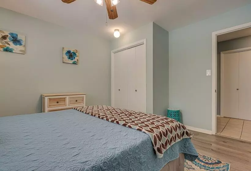 Home W/ Sunroom & Fire Pit   Near Canyon Lake!
