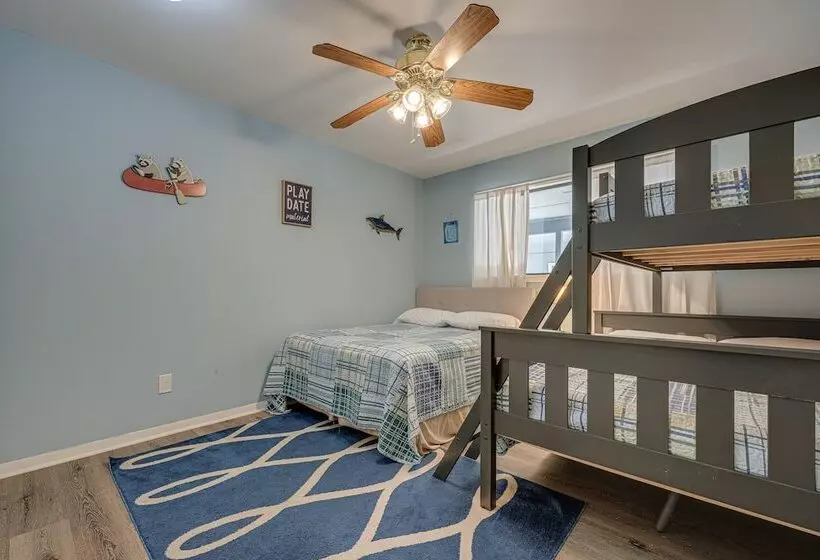 Home W/ Sunroom & Fire Pit   Near Canyon Lake!