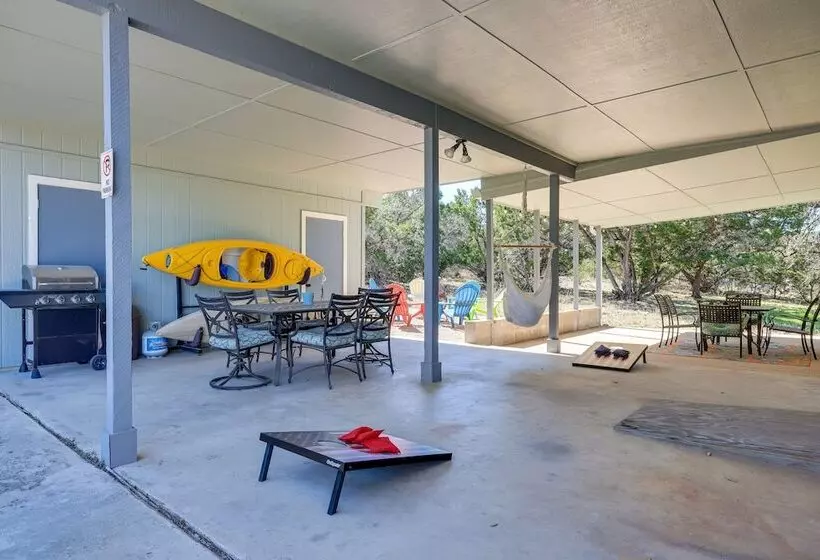 Home W/ Sunroom & Fire Pit   Near Canyon Lake!