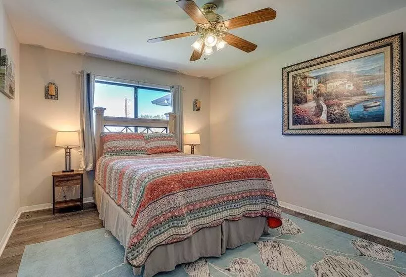 Home W/ Sunroom & Fire Pit   Near Canyon Lake!