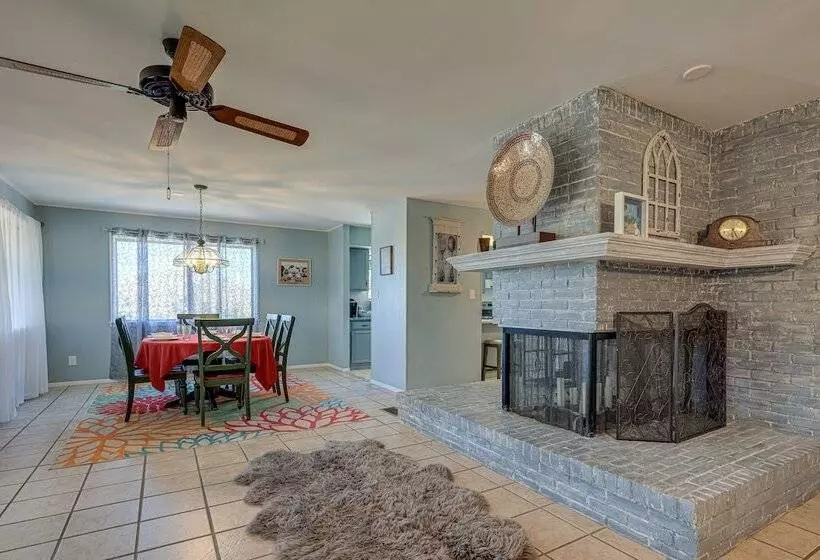 Home W/ Sunroom & Fire Pit   Near Canyon Lake!