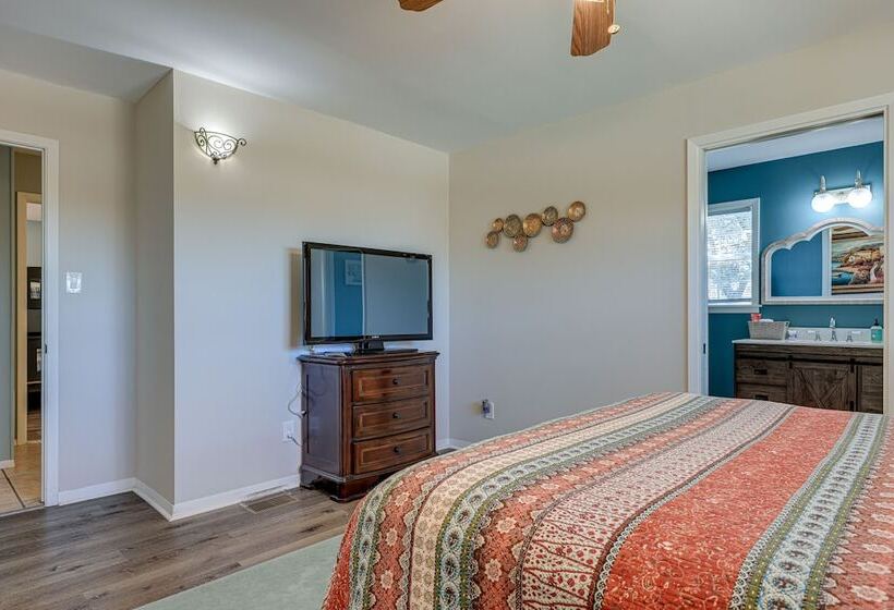 Home W/ Sunroom & Fire Pit Near Canyon Lake!