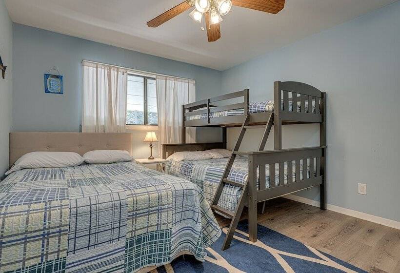 Home W/ Sunroom & Fire Pit Near Canyon Lake!