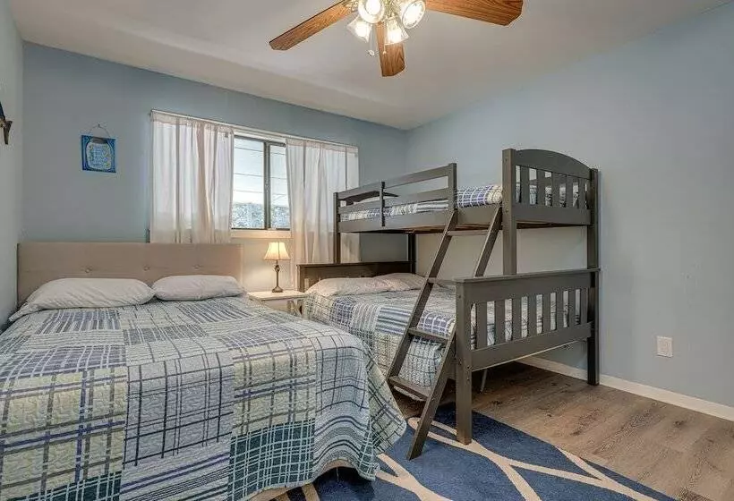 Home W/ Sunroom & Fire Pit   Near Canyon Lake!