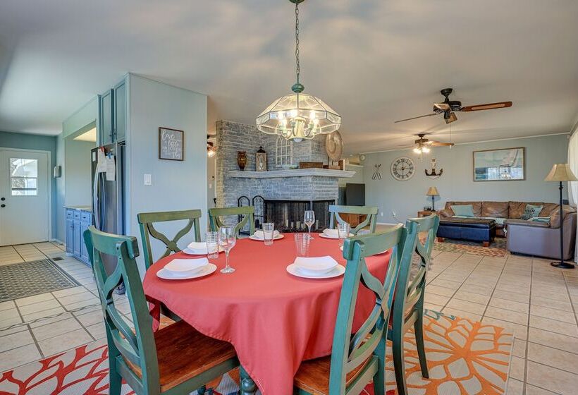 Home W/ Sunroom & Fire Pit Near Canyon Lake!