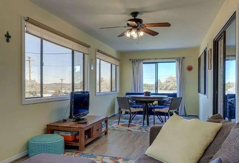 Home W/ Sunroom & Fire Pit   Near Canyon Lake!