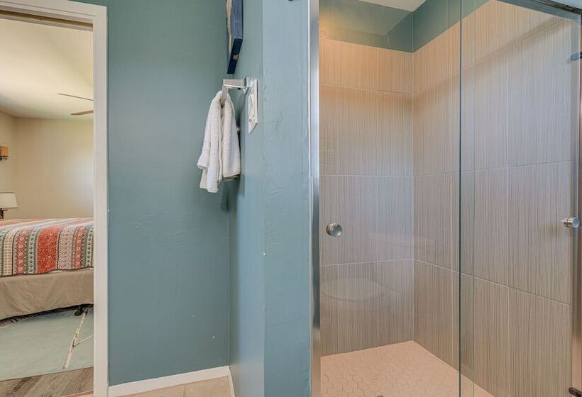 Home W/ Sunroom & Fire Pit Near Canyon Lake!