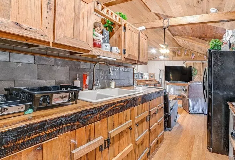 Peaceful Kentucky Countryside Cabin W/ Porch