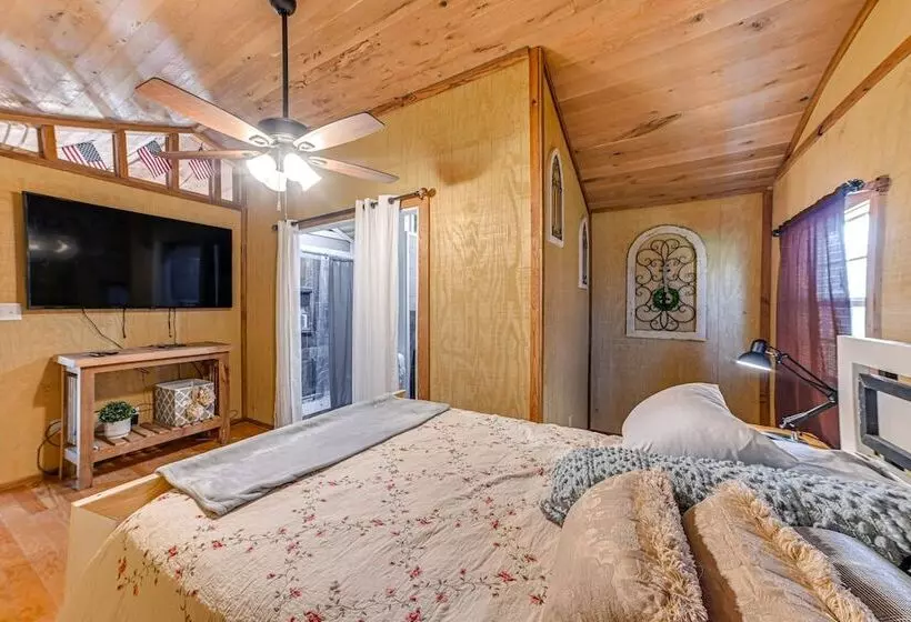 Peaceful Kentucky Countryside Cabin W/ Porch
