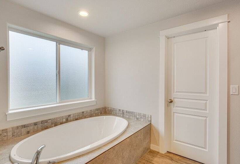 Modern Eugene Home: 2 Mi To University Of Oregon!