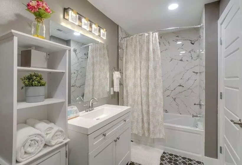 New Albany Home W/ Smart Tvs Near Ohio River!