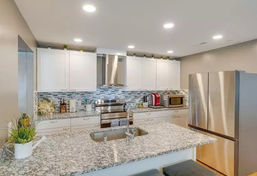 New Albany Home W/ Smart Tvs Near Ohio River!