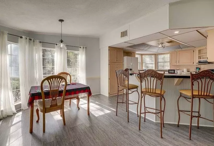 Peaceful Mcalpin Home On 5 Acres W/ Private Deck!