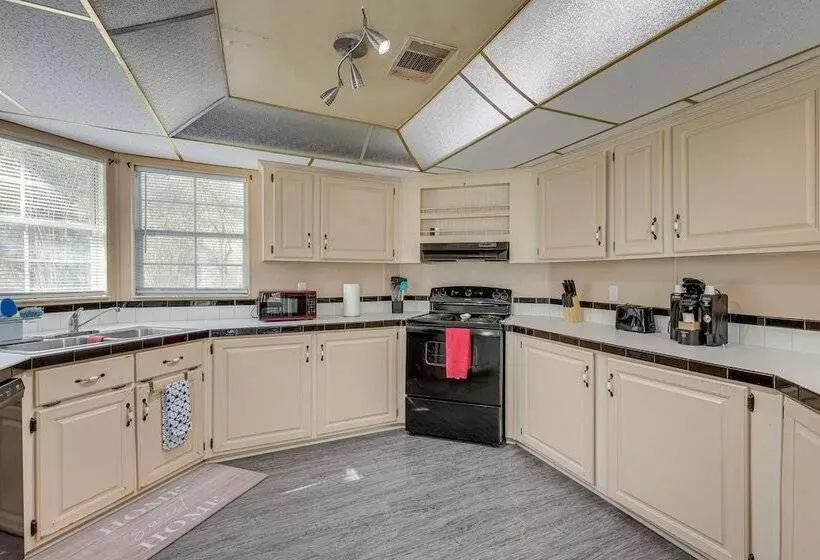 Peaceful Mcalpin Home On 5 Acres W/ Private Deck!