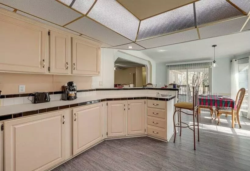 Peaceful Mcalpin Home On 5 Acres W/ Private Deck!