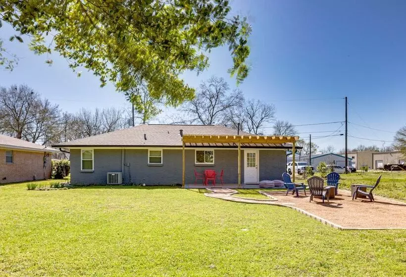 Pet Friendly Tomball Cottage: Steps To Downtown!