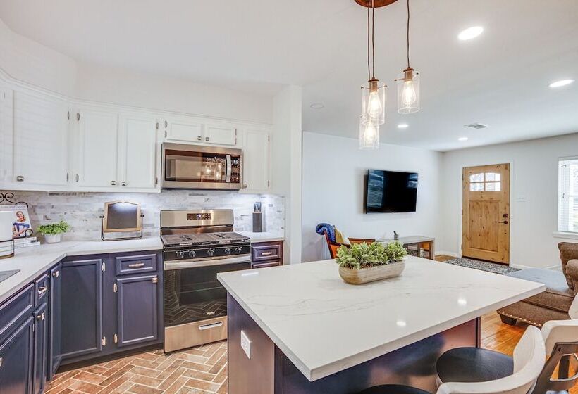 Pet Friendly Tomball Cottage: Steps To Downtown!