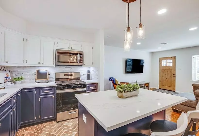 Pet Friendly Tomball Cottage: Steps To Downtown!