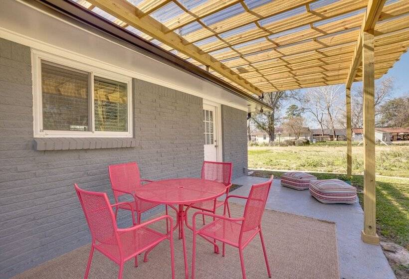 Pet Friendly Tomball Cottage: Steps To Downtown!