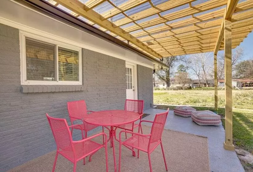 Pet Friendly Tomball Cottage: Steps To Downtown!