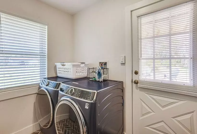 Pet Friendly Tomball Cottage: Steps To Downtown!