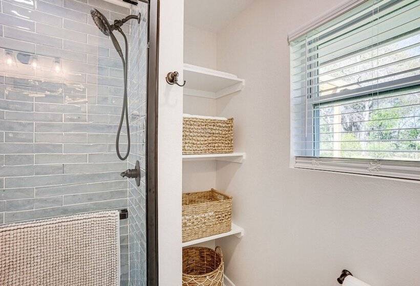 Pet Friendly Tomball Cottage: Steps To Downtown!