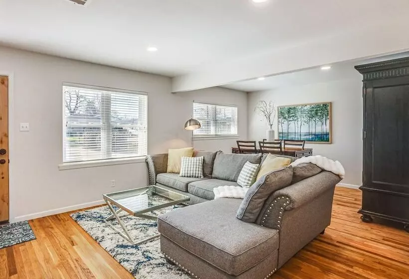 Pet Friendly Tomball Cottage: Steps To Downtown!