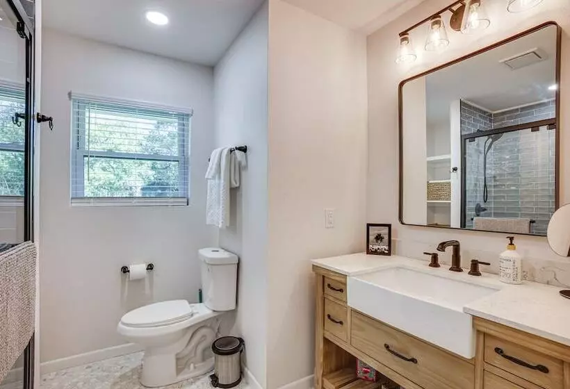 Pet Friendly Tomball Cottage: Steps To Downtown!